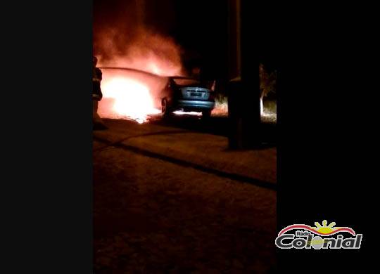 Veículo é destruído em incêndio em Três de Maio; VEJA VÍDEO