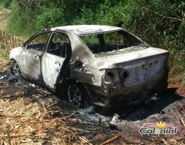 Veículo roubado em Três de Maio e encontrado incendiado em Miraguaí