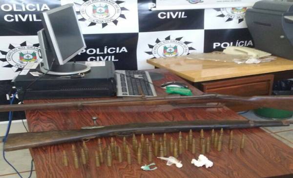 Homem é preso com dois fuzis, munição e cocaína em Bossoroca