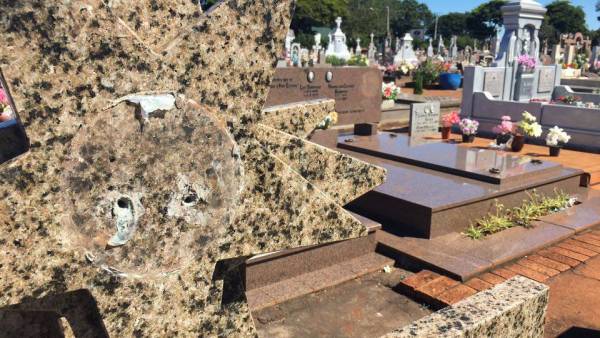 Ladrões furtam placas de sepulturas em cemitério de Três de Maio