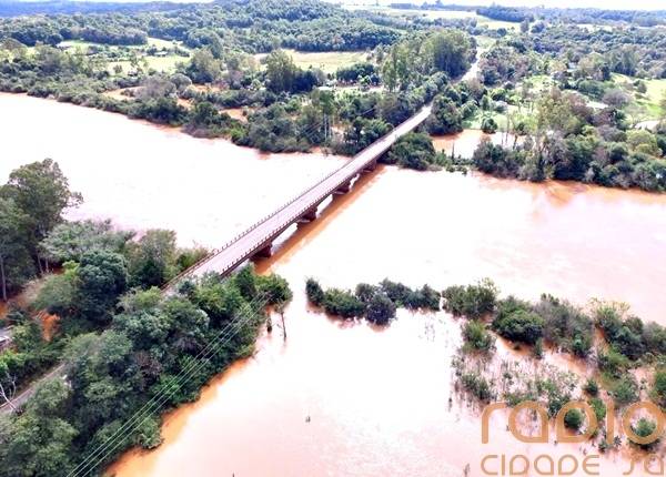 Vídeo aéreo mostra alagamentos e situação do volume de águas na ponte de Entre-Ijuis