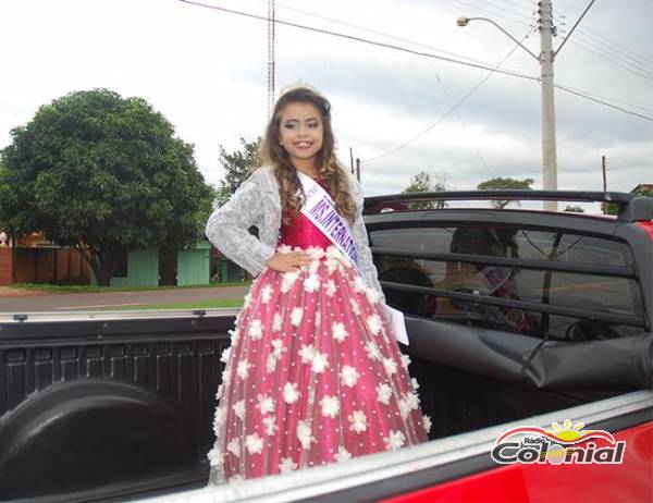 Homenageada, Mini Miss Internacional desfila pelas ruas da cidade