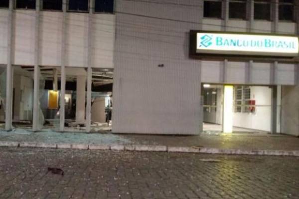 Criminosos explodem agências bancárias e fazem reféns em Encruzilhada do Sul