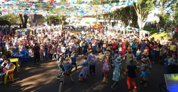 Três de Maio comemora São João com festa em frente à prefeitura 