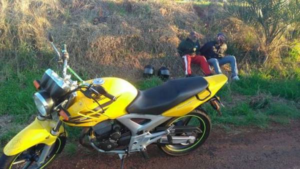 Policiais do 1° Batalhão Rodoviário prendem dois homens e recuperam motocicleta roubada