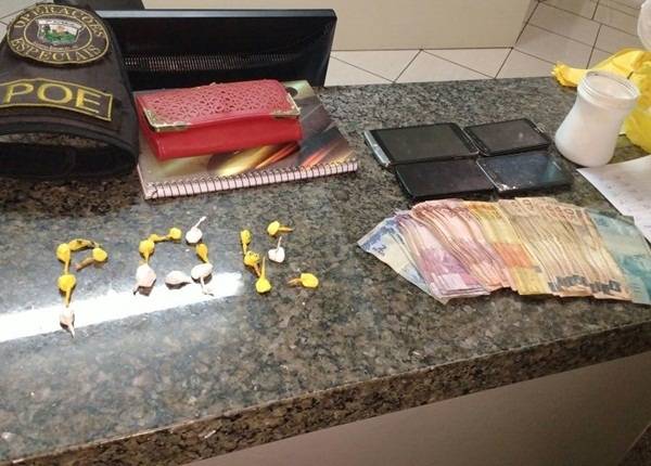 Foragido da justiça de facção criminosa da capital é preso pelo POE por tráfico de drogas, em Santo 
