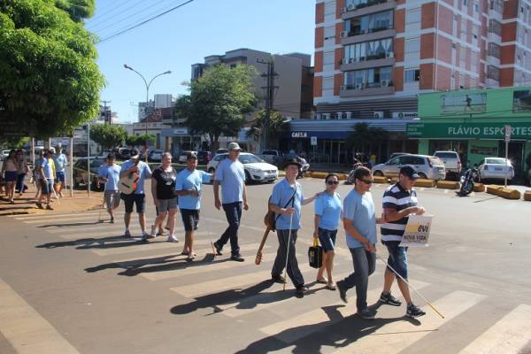 Deficientes visuais realizam caminhada em Três de Maio