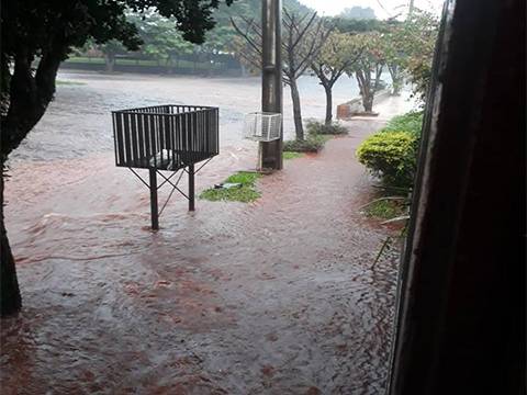 Grande volume de chuva alaga ruas em Três de Maio