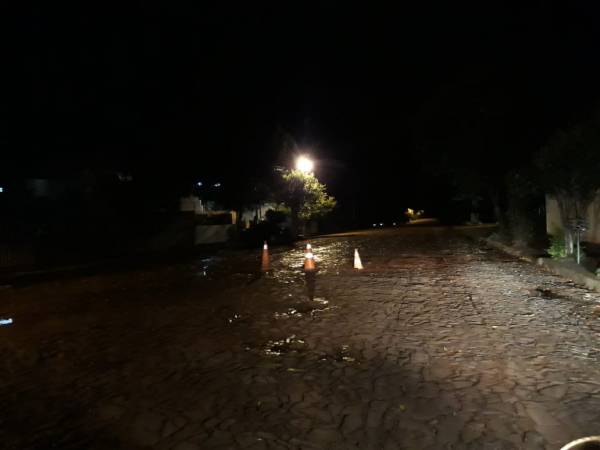 Vazamento na rede da CORSAN deixa parte do bairro Medianeira sem água