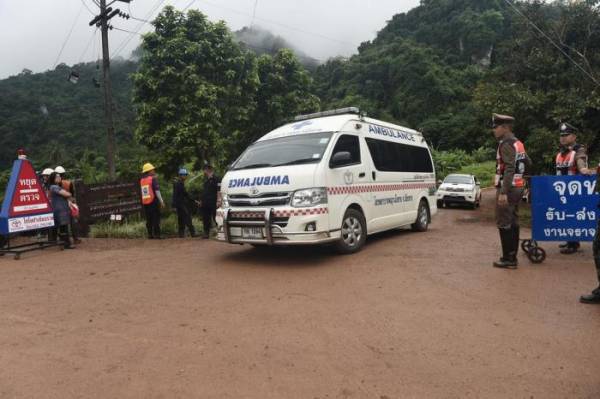 Equipes resgatam quatro meninos de caverna na Tailândia; operação é suspensa por 10 horas