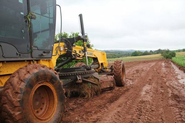 Prefeitura realiza reparos nas estradas rurais em função das fortes chuvas