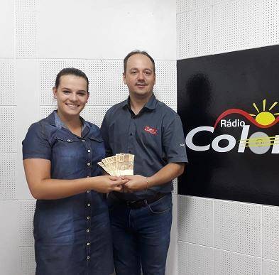 Ganhadora recebe prêmio em dinheiro sorteado no Réveillon da Colonial FM - Lojas Holz