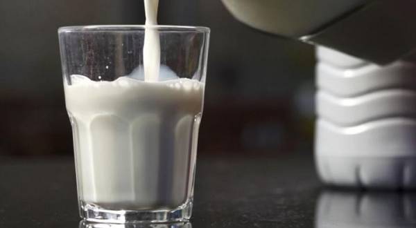 Bolsonaro manda rever fim da taxa sobre importação de leite em pó