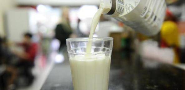 Governo voltará a adotar taxa extra para leite da União Europeia 