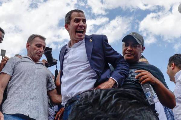 Sem confrontos, Guaidó reencontra apoiadores na Venezuela e desafia Maduro