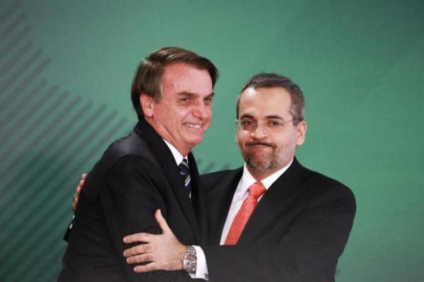 Bolsonaro dá posse a Abraham Weintraub, novo ministro da Educação