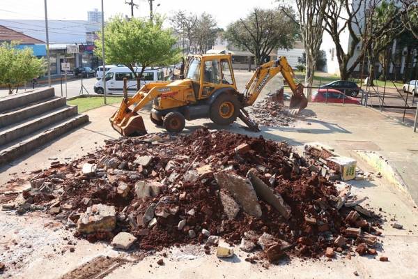 Prefeitura inicia obras de revitalização da Praça Henrique Becker Filho