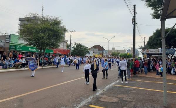 Mesmo com instabilidade, alunos desfilam em homenagem à Pátria em T. de Maio