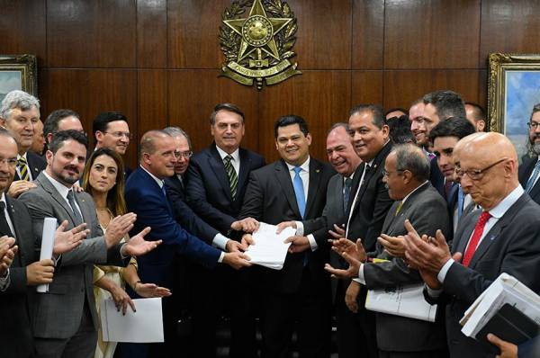 Bolsonaro entrega ao Senado PECs do Pacto Federativo
