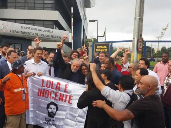 Lula sai da prisão em Curitiba