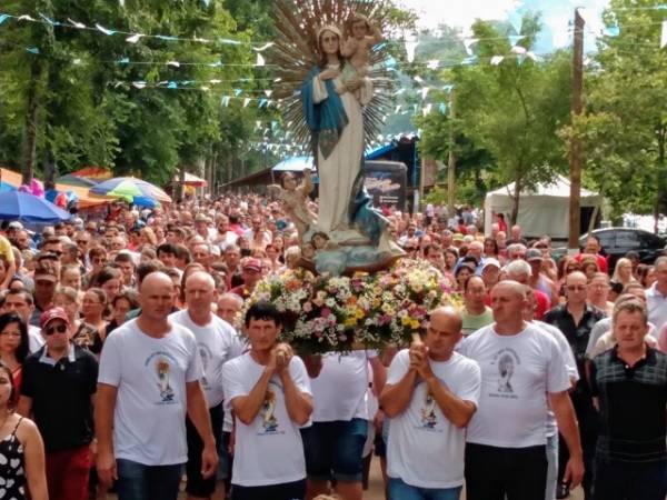 Milhares de fiéis participam da procissão de Navegantes em Porto Mauá