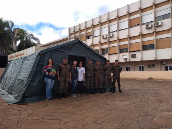 Exército instala tenda para atendimentos de pessoas com síndrome gripal no S. Vicente