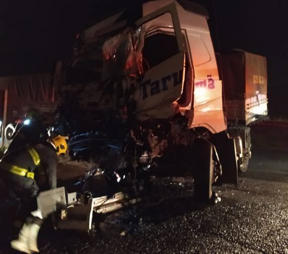 Grave acidente de trânsito no trevo do CICA em Cruz Alta envolve carreta de Três de Maio