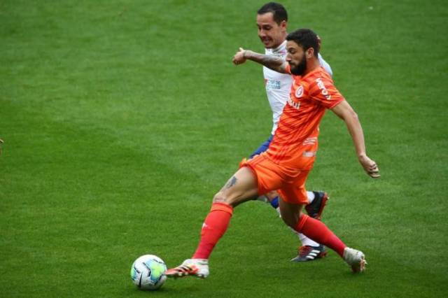 Em jogo de lances polêmicos, Inter e Bahia empatam em 2 a 2 no Beira-Rio