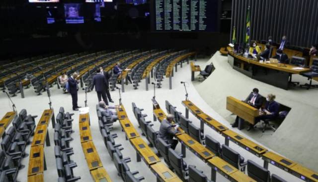 Câmara acaba com ajuda de R$ 33,7 mil para mudança de deputado reeleito