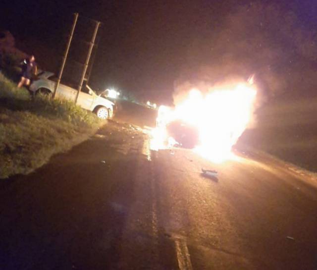 Veículo incendeia após colisão frontal na BR 472 em Três de Maio