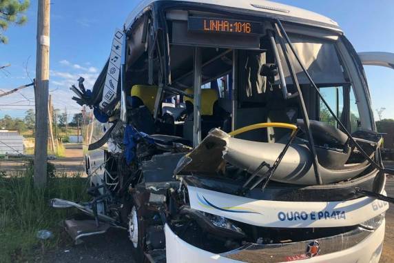 Passageiro fica ferido ao ser arremessado para fora de ônibus que saiu de Santa Rosa após colisão na BR-386