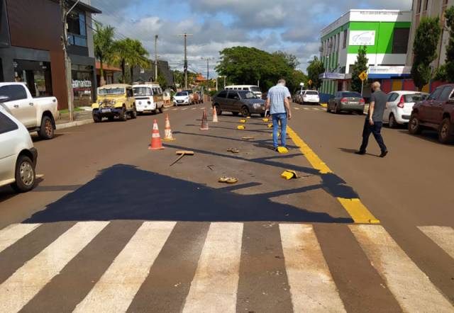Prefeitura remove estacionamento oblíquo na Avenida Avaí