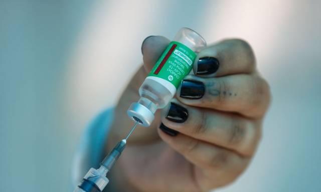 Primeiro lote do IFA para vacina da Fiocruz chega ao Brasil