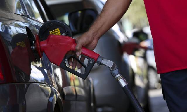 Decreto de Bolsonaro obriga postos a mostrar em painel composição do preço dos combustíveis