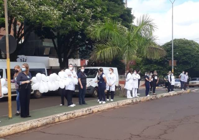 Funcionários do Hospital de Caridade de Ijuí prestam homenagem a Paulo Stumm