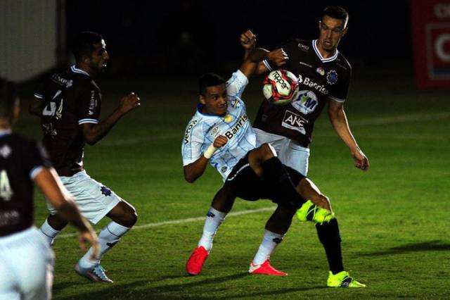 No primeiro jogo sem Renato, Grêmio fica no 0 a 0 com o Caxias e segue como vice-líder