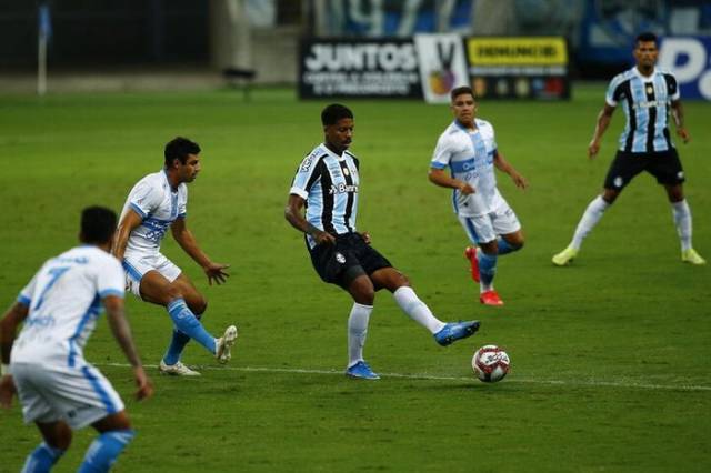 Grêmio vence Novo Hamburgo, retoma liderança e confirma classificação no Gauchão