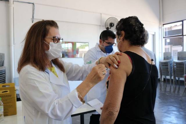 Vacinação para pessoas com 60 anos ou mais será retomada no sábado