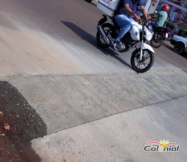 Motoristas reclamam de buraco aberto pela Corsan na rua Horizontina a mais de um mês