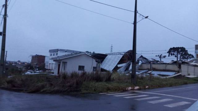 Defesa Civil confirma que tornado causou destelhamentos e queda de árvores em SC