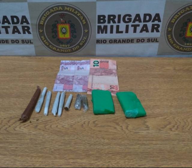 Brigada Militar prende homem com droga na praça da Matriz em Três de Maio