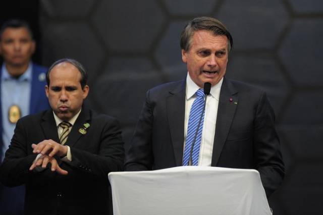 Diagnosticado com obstrução intestinal, Bolsonaro é transferido para São Paulo