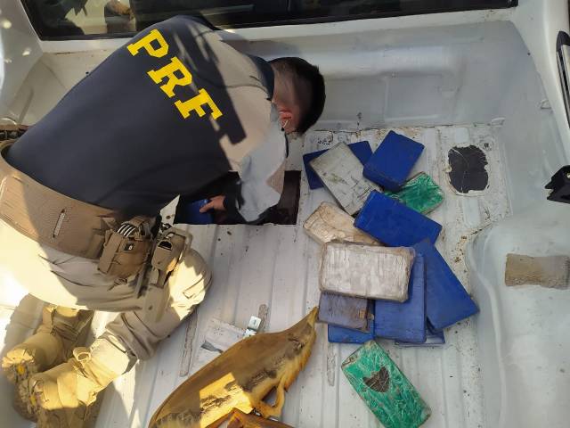 PRF prende casal com 50 quilos de cocaína e pasta base escondidos na lataria de caminhonete