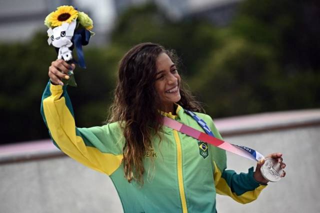 Aos 13 anos de idade, Rayssa Leal, a Fadinha, fatura a medalha de prata no skate street feminino em Tóquio