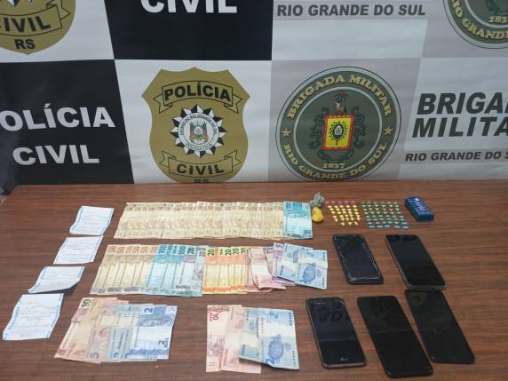 Brigada e Civil apreendem ecstasy, celulares e dinheiro em Três de Maio