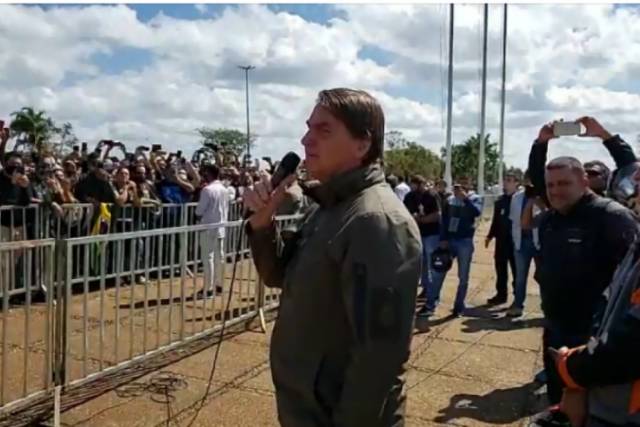 Presidente Bolsonaro convida população a ir às ruas amanhã