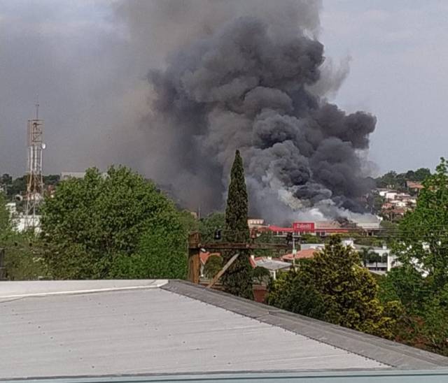 Bombeiros controlam incêndio no maior supermercado de Horizontina