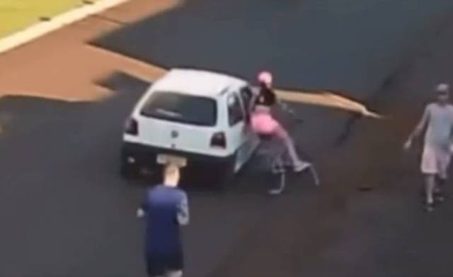 Mulher cai de bicicleta após homem em carro passar a mão no corpo dela; veja vídeo