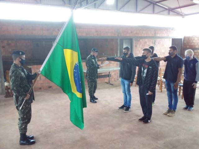 Jovens de Alegria passam por inspeção do Exército Brasileiro