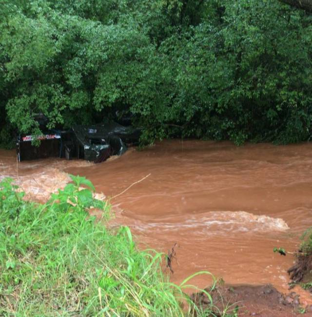 Jeep tomba dentro de um rio e homem morre no interior de Três de Maio